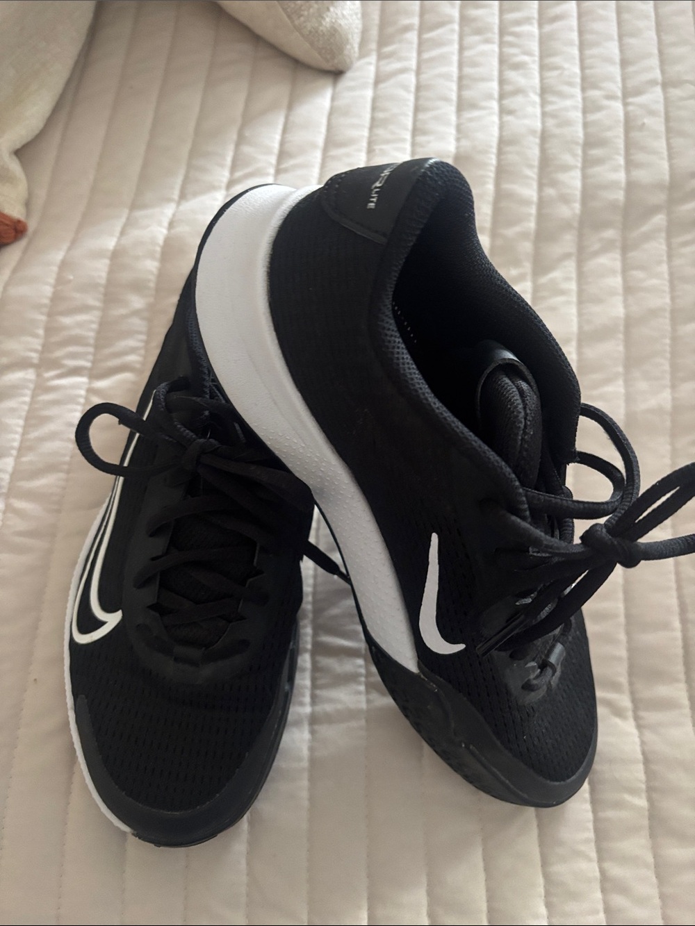 Nike womens Black & White tennis/pickleballl Athletic Sneakers 8